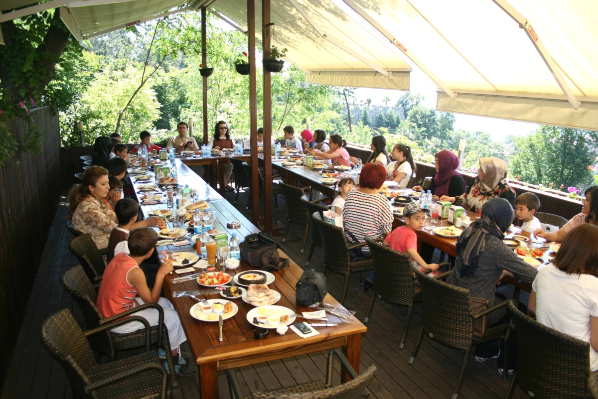 Vakıf Personeli, Çocuklara Kucak Açtı