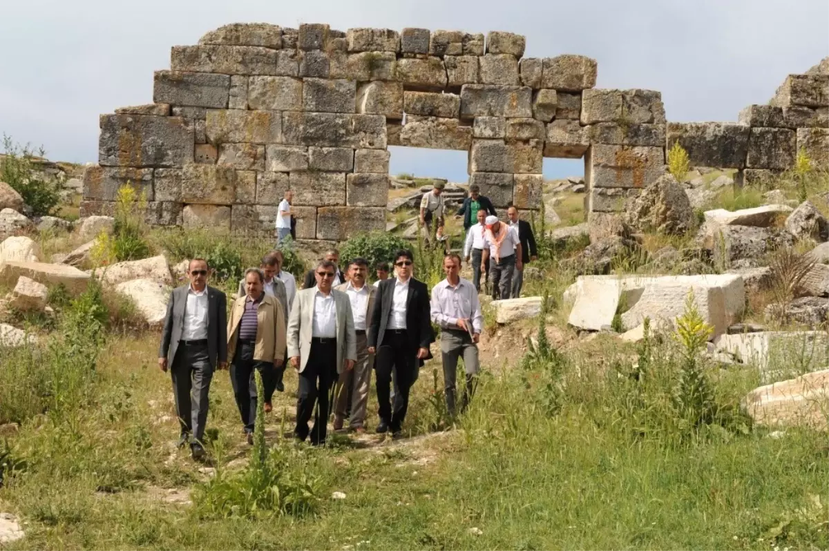 Vali Yılmaz, Aizanoi Antik Kenti\'ne Hayran Kaldı