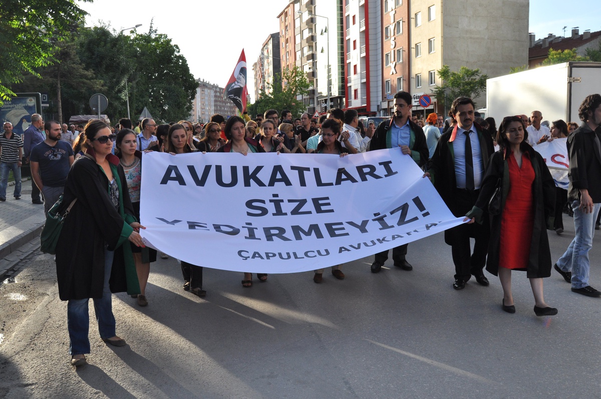 Avukatlardan Meslektaşlarının Gözaltına Alınmasına Tepki