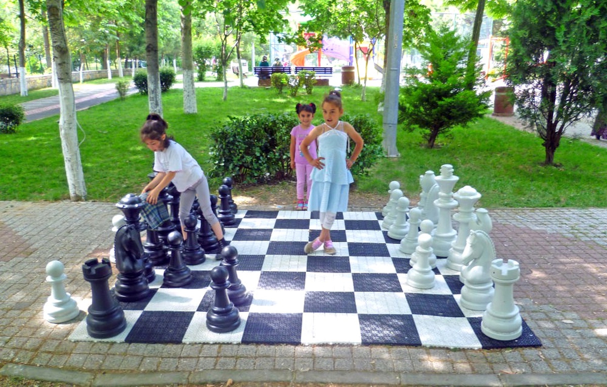 Beylikdüzü Parklarına Satranç Takımları Kuruldu
