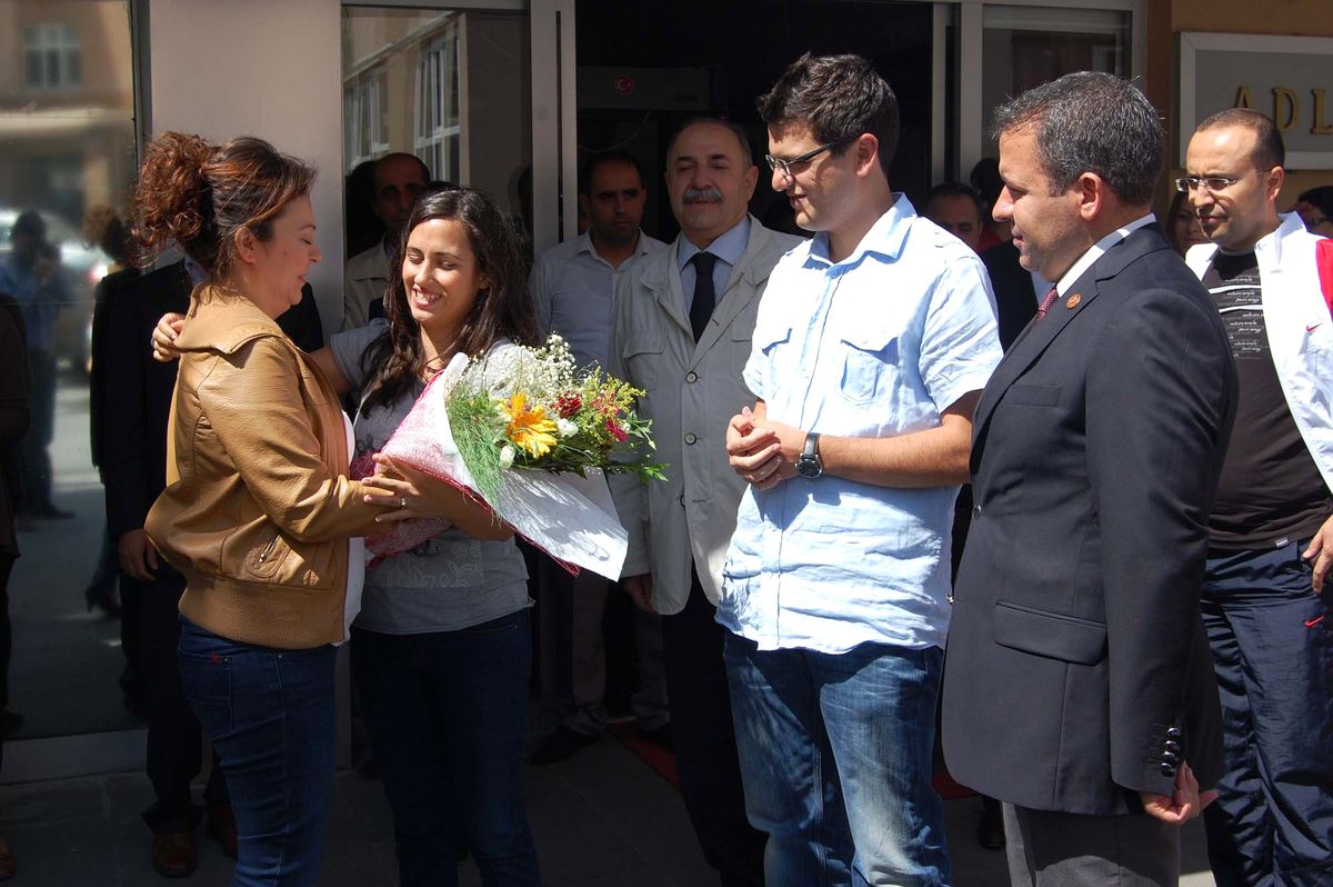 Bitlis Adliyesinden Tayini Çıkan Hakime Çiçekli Uğurlama