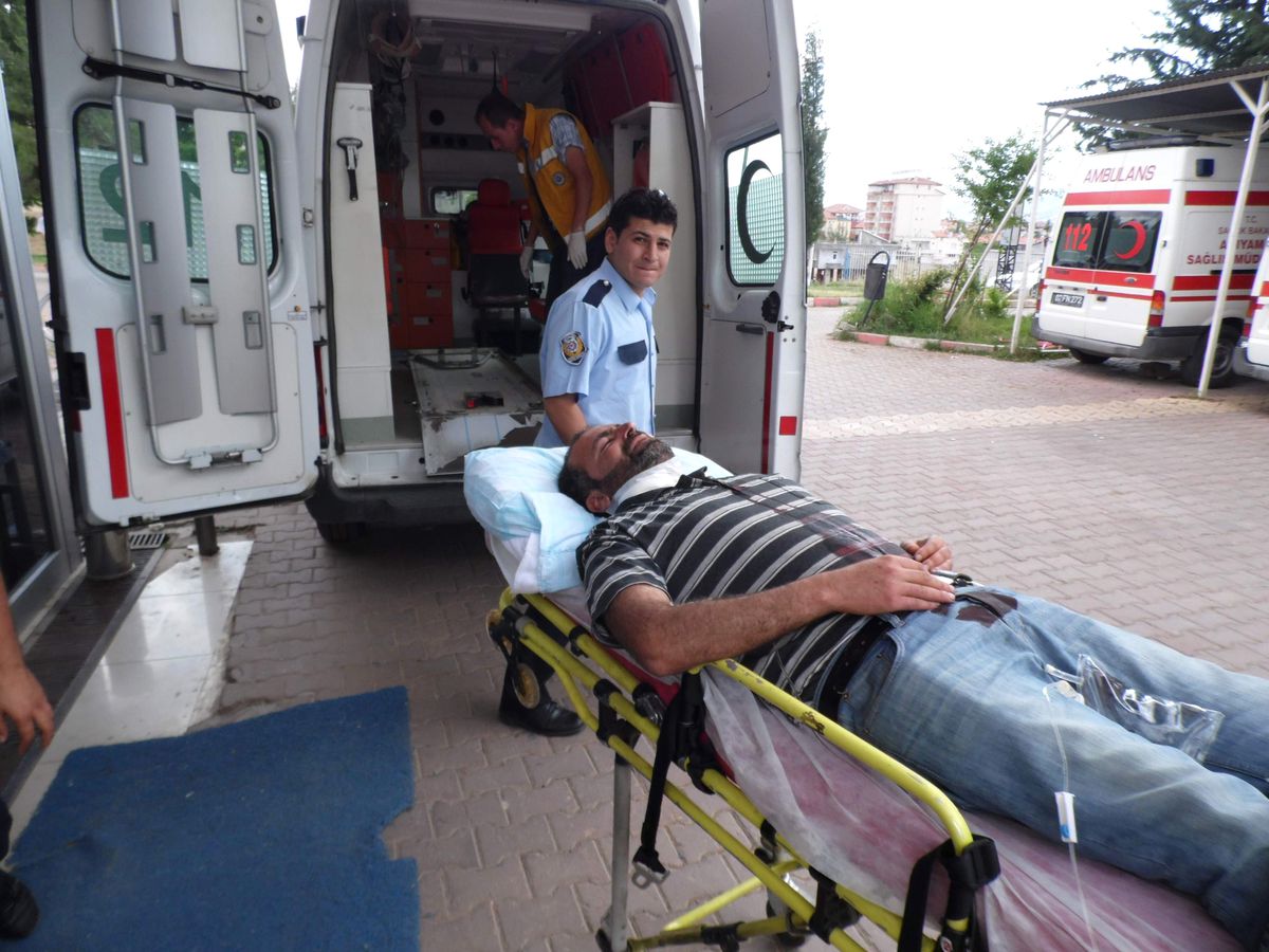 Boğazını Keserek İntihara Teşebbüs Etti