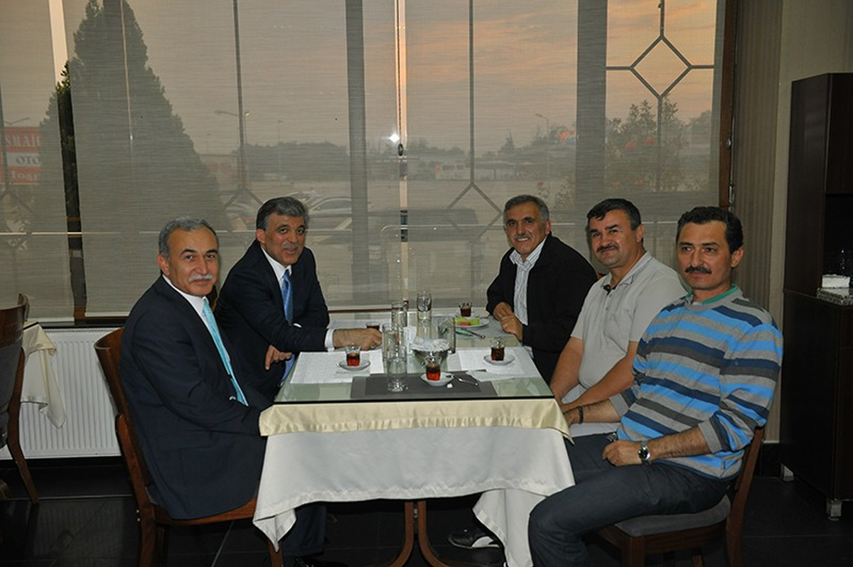 Cumhurbaşkanı Gül, Hendek\'te Mola Verdi