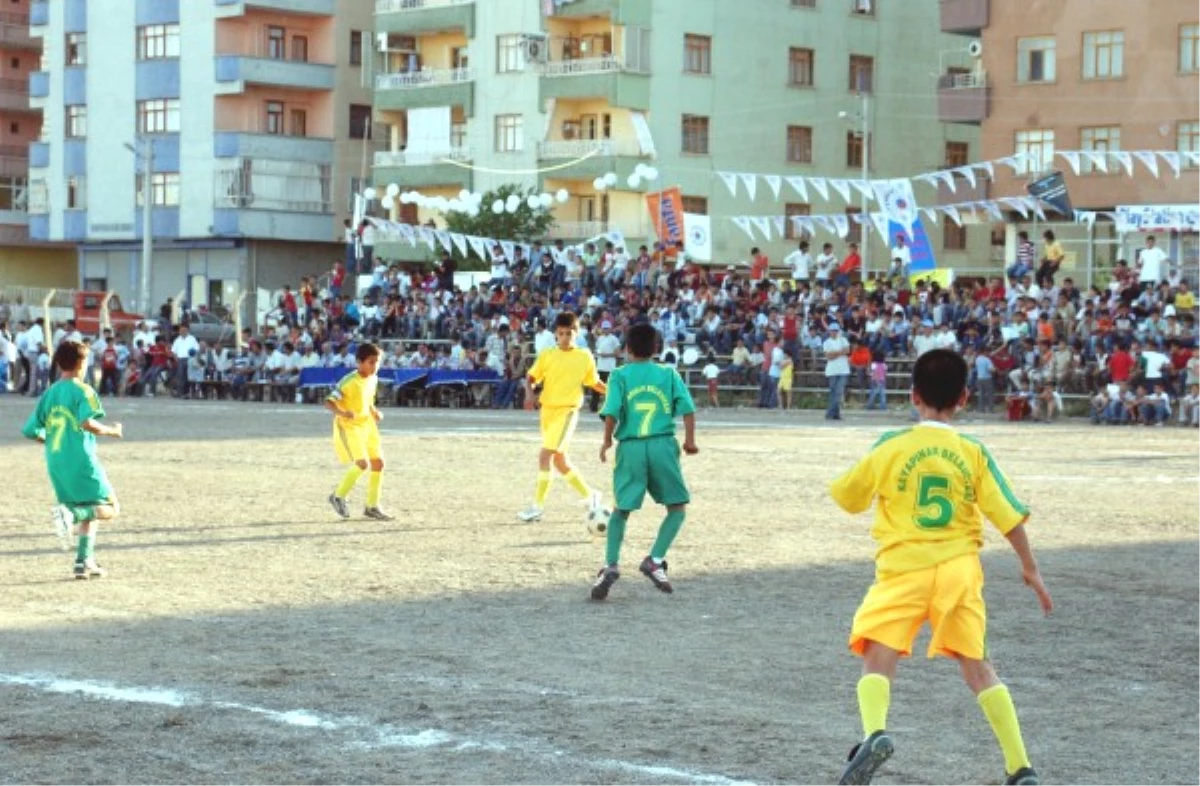 Diyarbakır\'da Sokak Futbolu Turnuvası