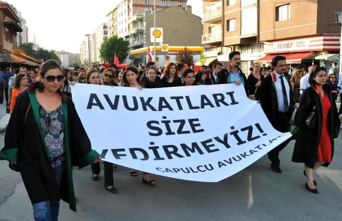 Eskişehir\'de Avukatlar Yürüdü