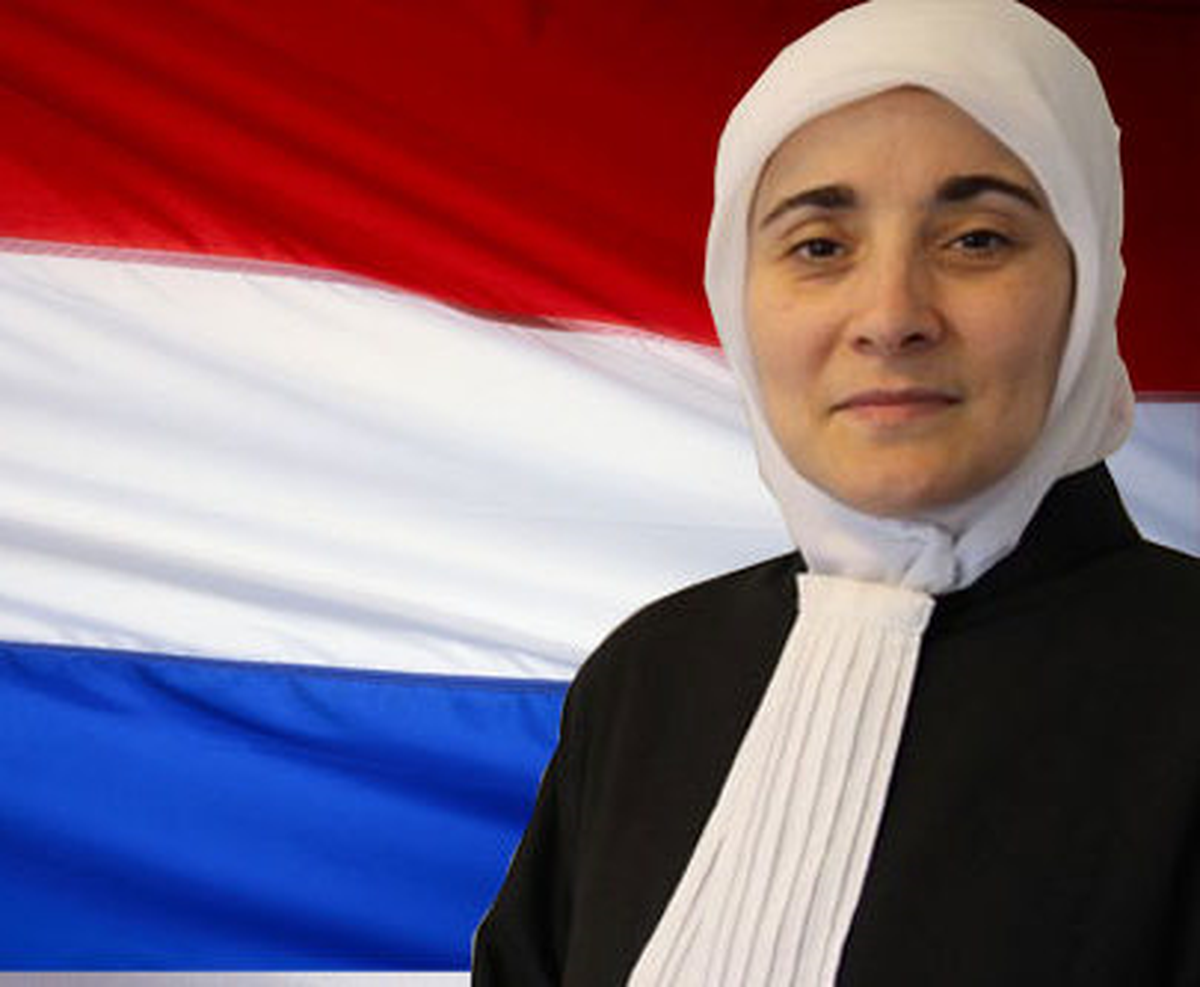 Hollanda\'da Başörtüsüyle 11 Yıl Avukatlık Yaptı