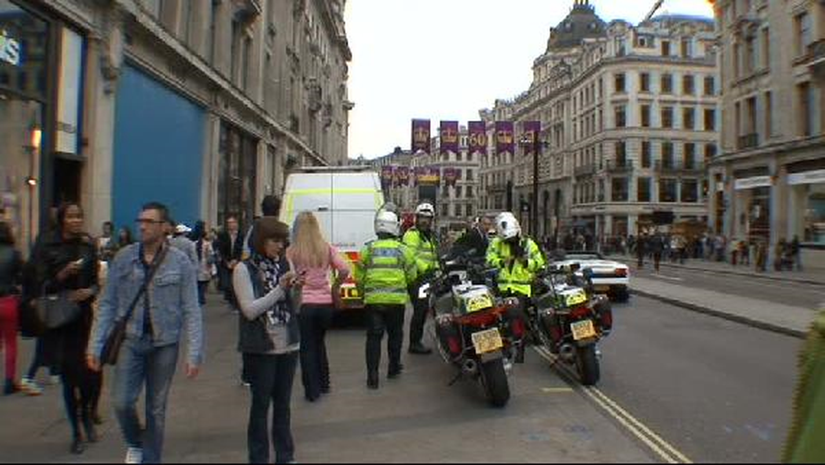 İngiliz Polisi Londra\'da G-8 Protestocularına Göz Açtırmadı