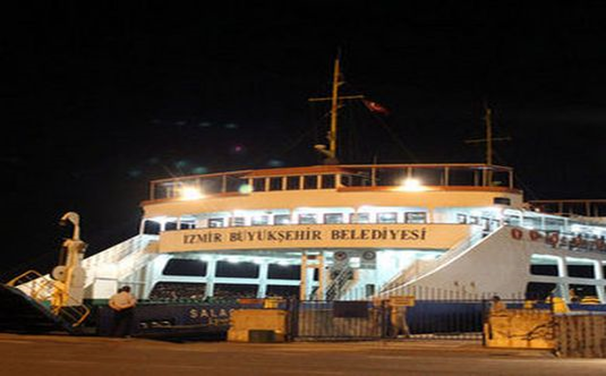 İzmir\'de Feribot İskeleye Çarptı: 3 Yaralı