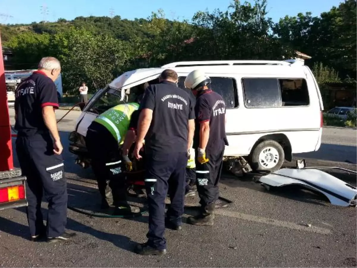 Minibüs Elektrik Direğine Çarptı: 1 Ölü, 1 Yaralı