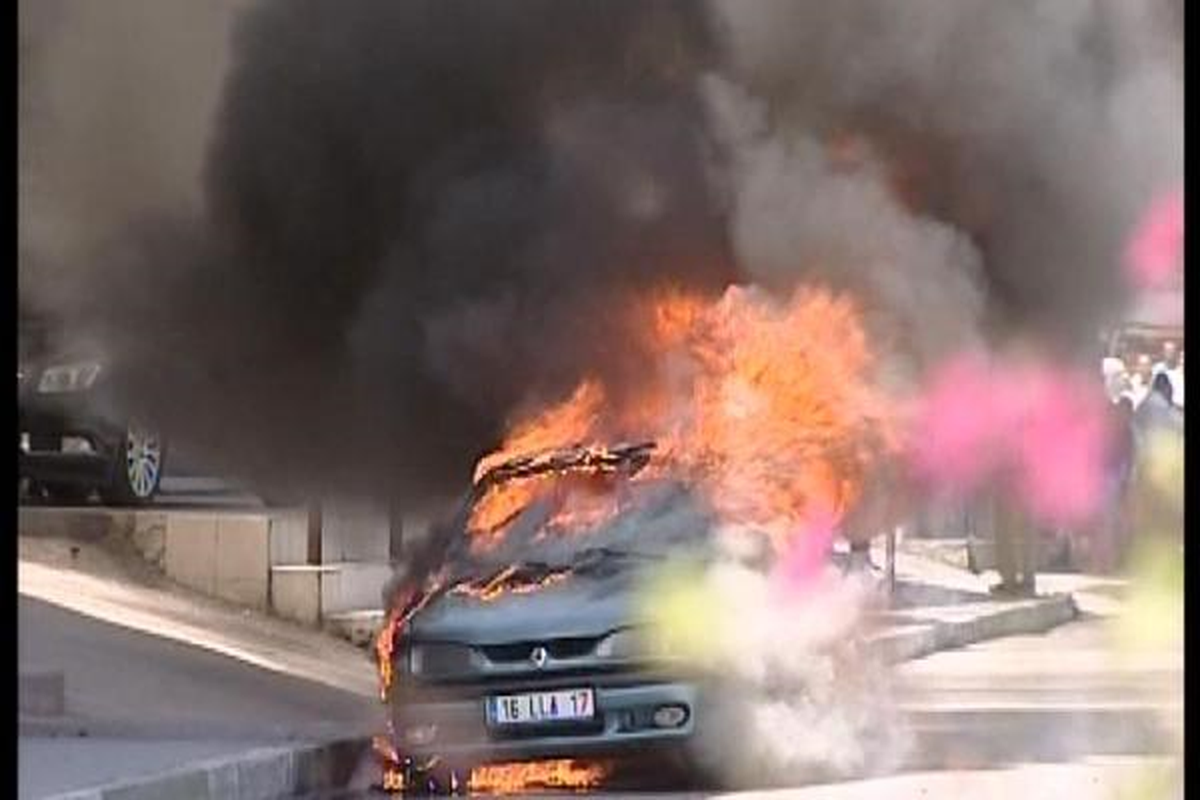 Otomobil Hareket Halindeyken Alev Alarak Yandı