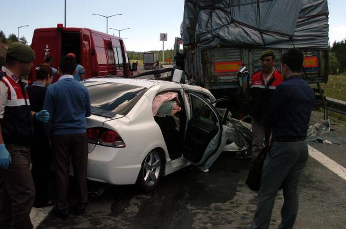 Otomobil, Kamyona Çarptı: 1 Ölü, 2 Yaralı
