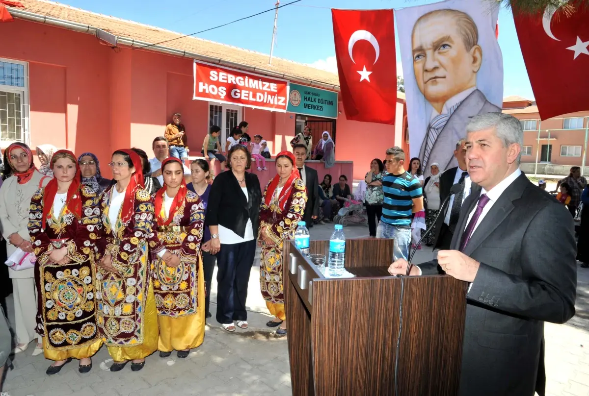 Sivaslı Halk Eğitim Merkezi Yıl Sonu Sergisi Açtı