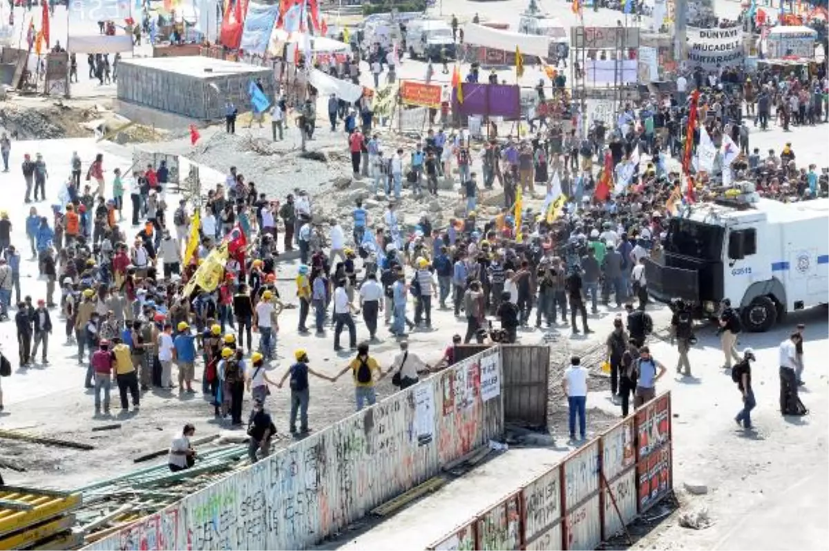 Taksim Meydanı\'nda İnsan Zinciri