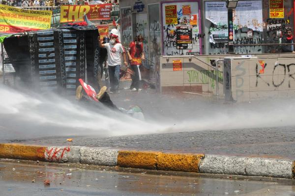Taksim Meydanı\'nda Müdahale Sürüyor