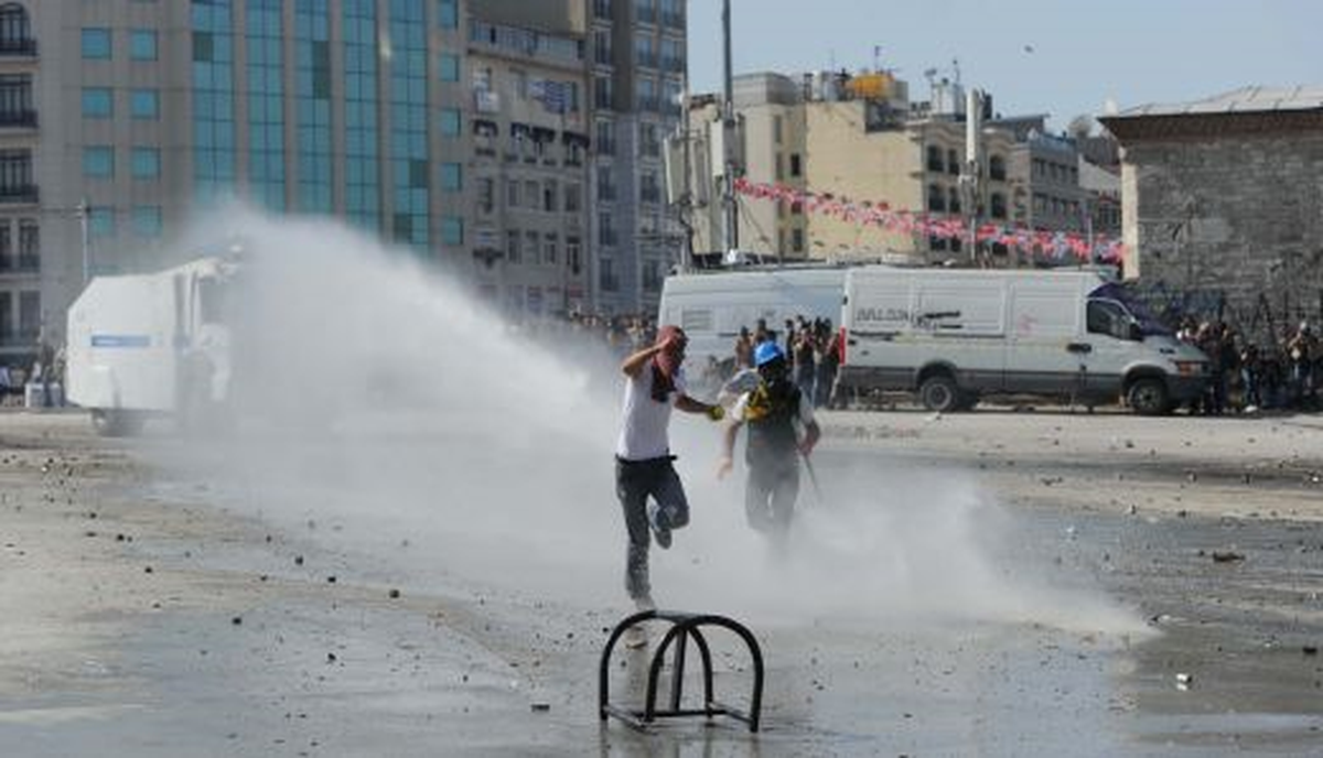 Taksim Meydanı\'nda Toplanan Gruplara Müdahale