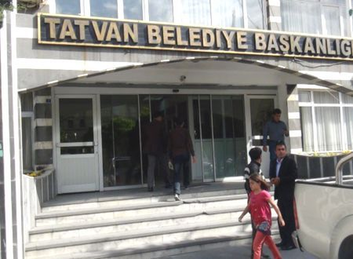 Tatvan Belediyesi\'nde İki Dilli Tabela