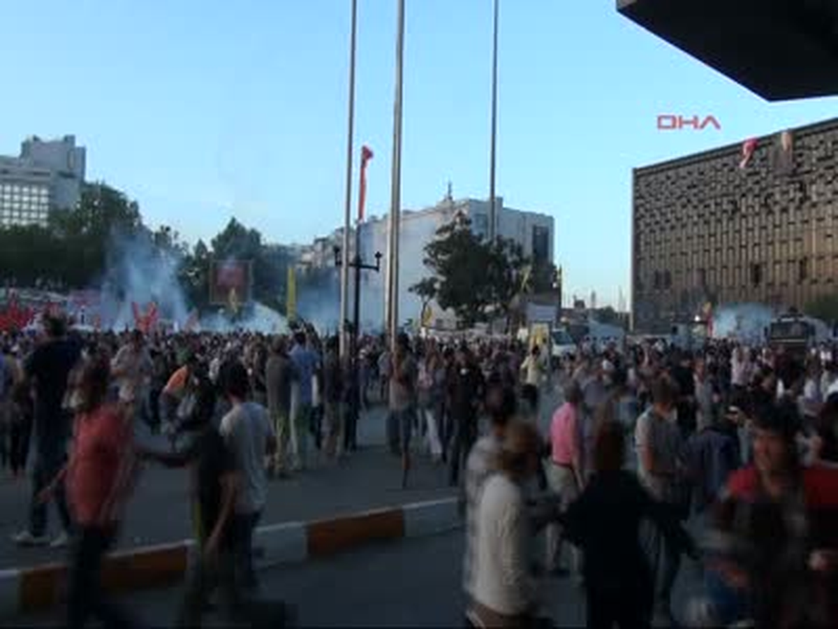 Tekerlekli Sandalyedeki Göstericiye Tazyikli Su ile Müdahale