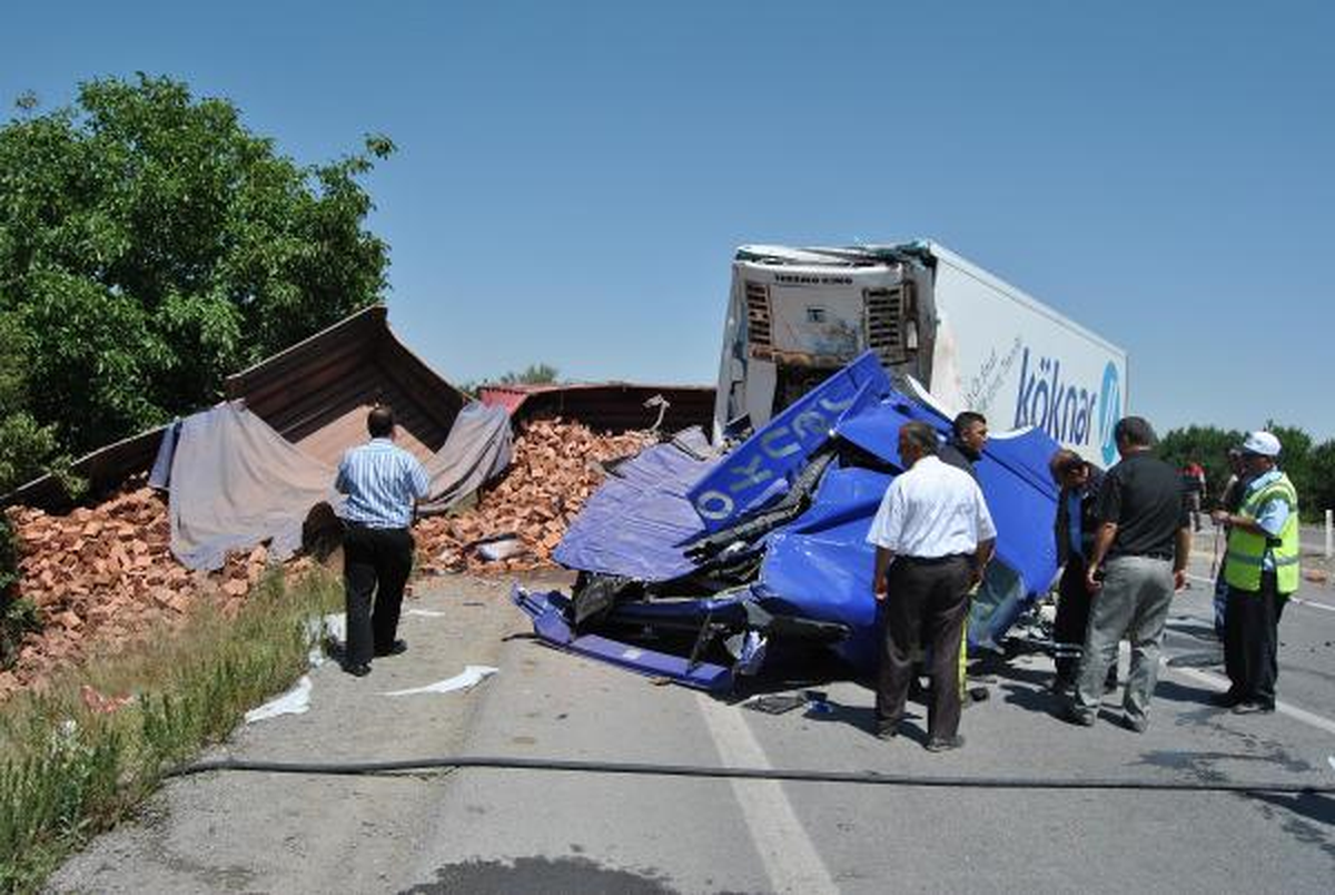 Tır ile Kamyon Çarpıştı: 1 Ölü, 1 Yaralı