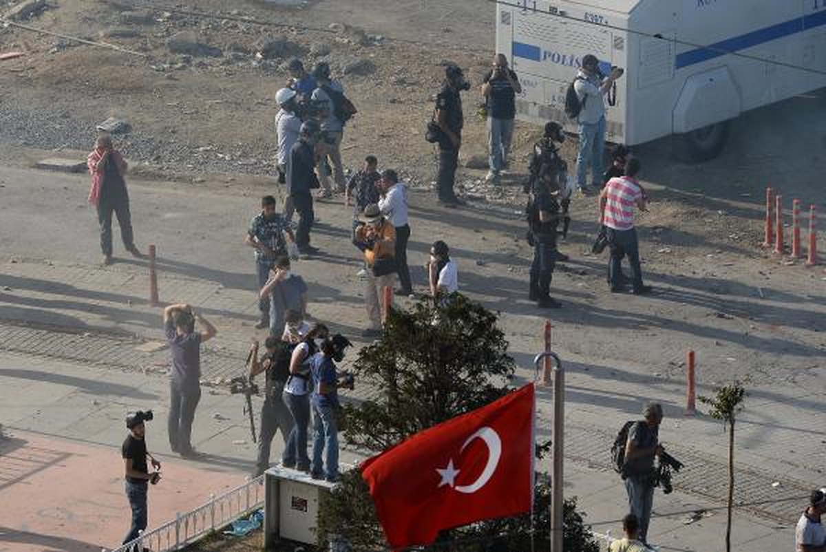 Toma\'ların Arkasından Eylemcilere Taş Atanlar Dikkat Çekti