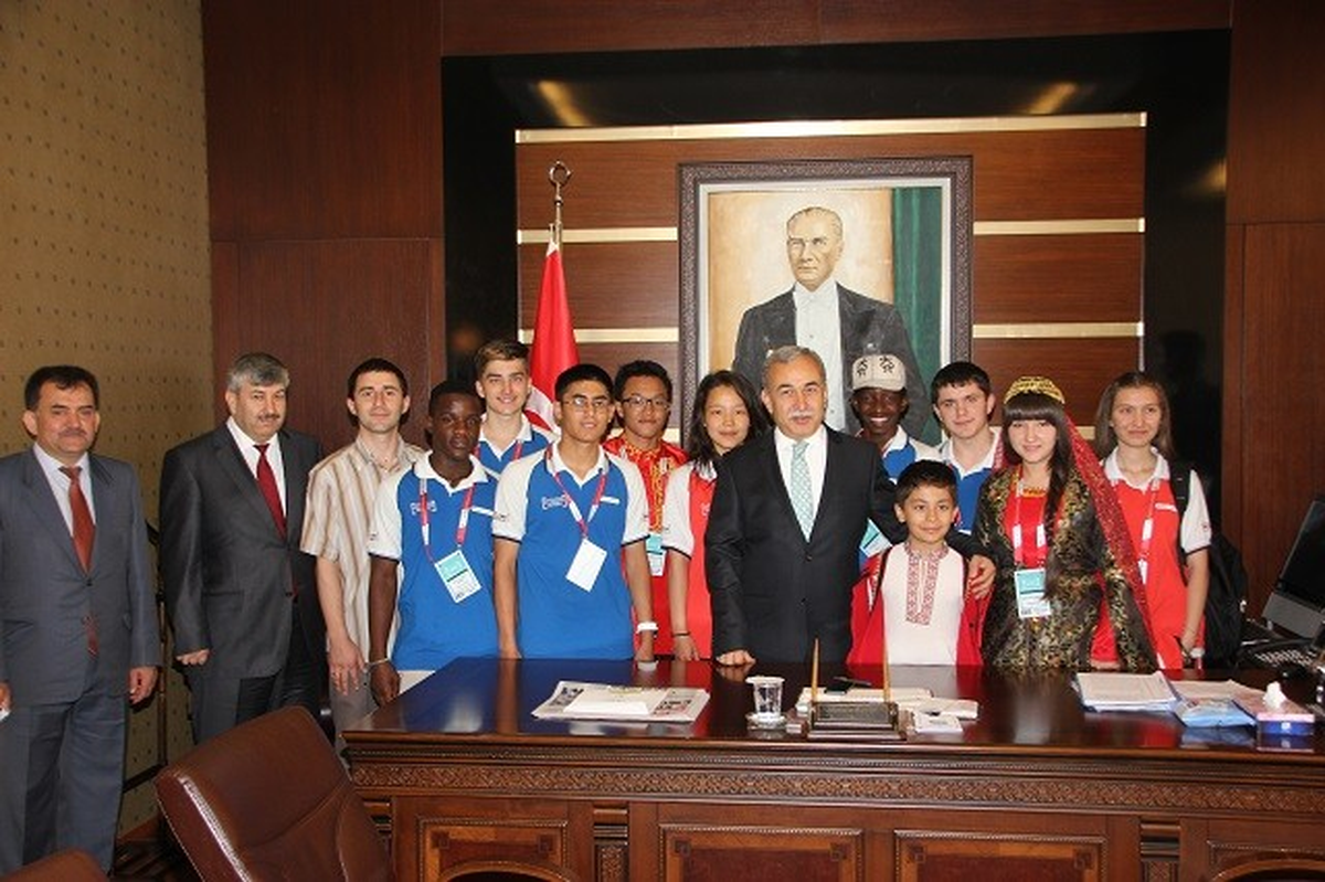 Türkçe Olimpiyatları Öğrencilerinden Vali Büyük\'e Ziyaret
