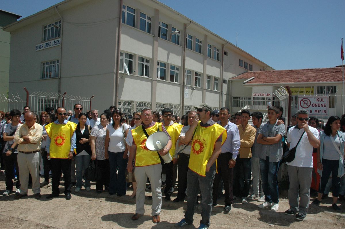 Yunusemre Lisesi\'nin İmam Hatip Lisesine Dönüştürülmesine Sendikalardan Tepki