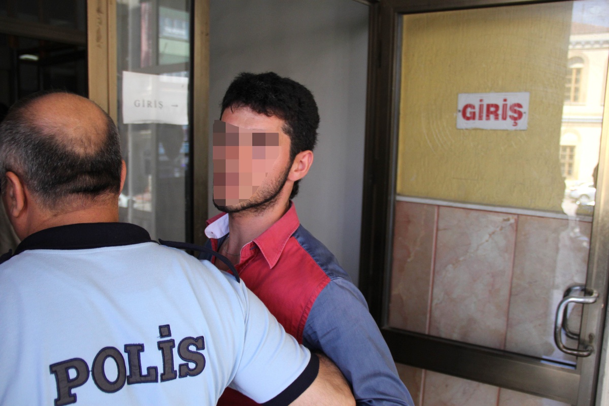Adliyeye Bıçakla Girmek İsteyen Genç Gözaltına Alındı