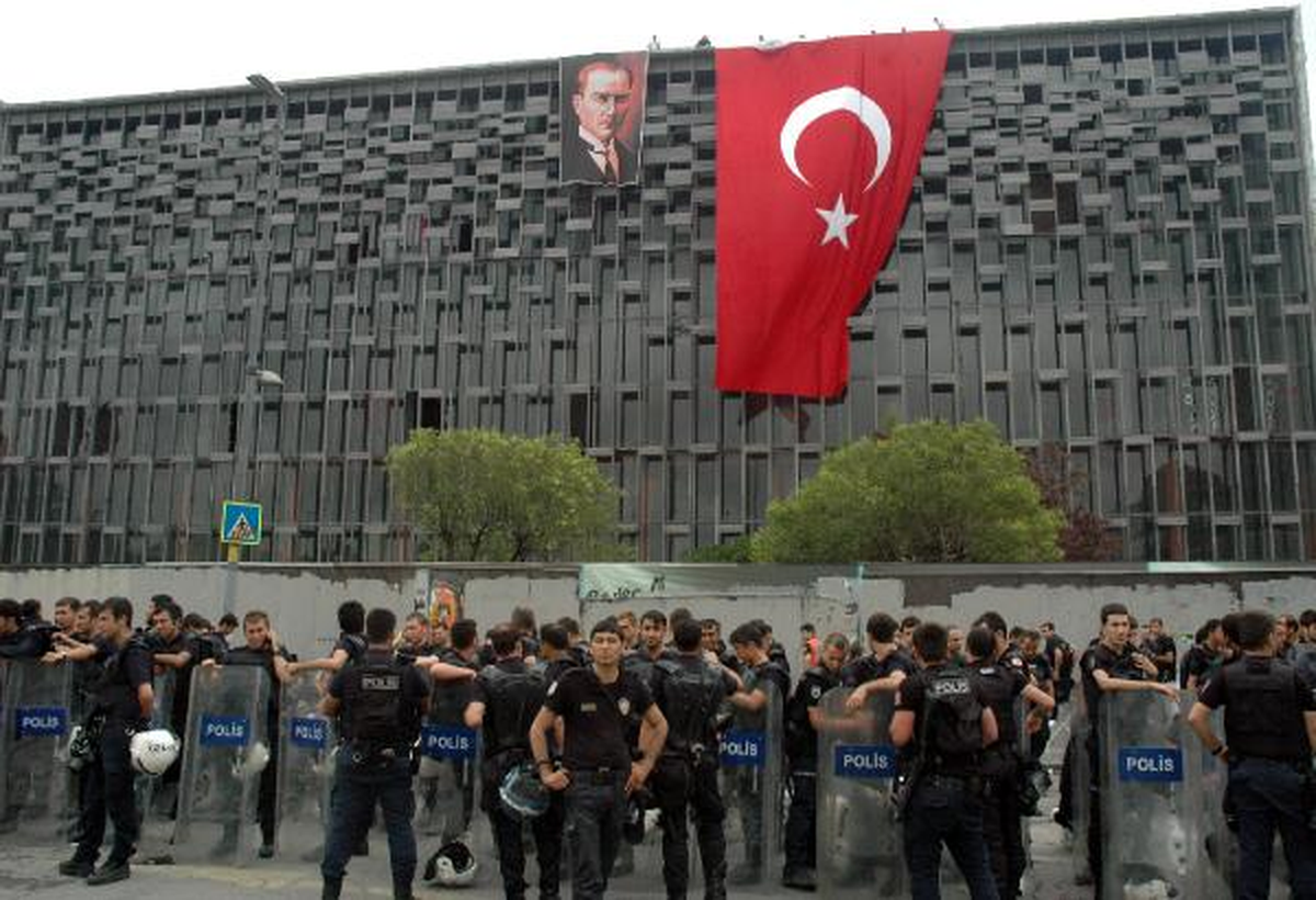 Akm\'ye Dev Türk Bayrakları Alkışlarla Asıldı