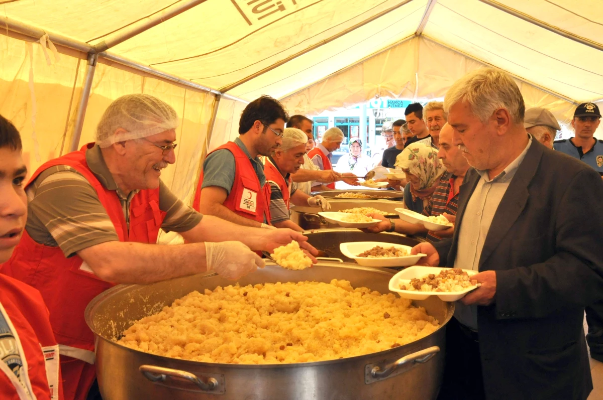 Akşehir\'de Kızılay Pilav Dağıttı