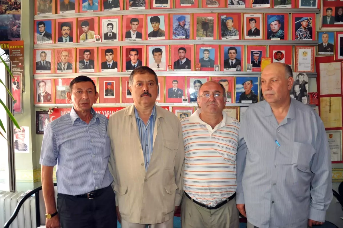 Akşehir\'de Şehit Ailelerinden Albay Gitmesin İsteği
