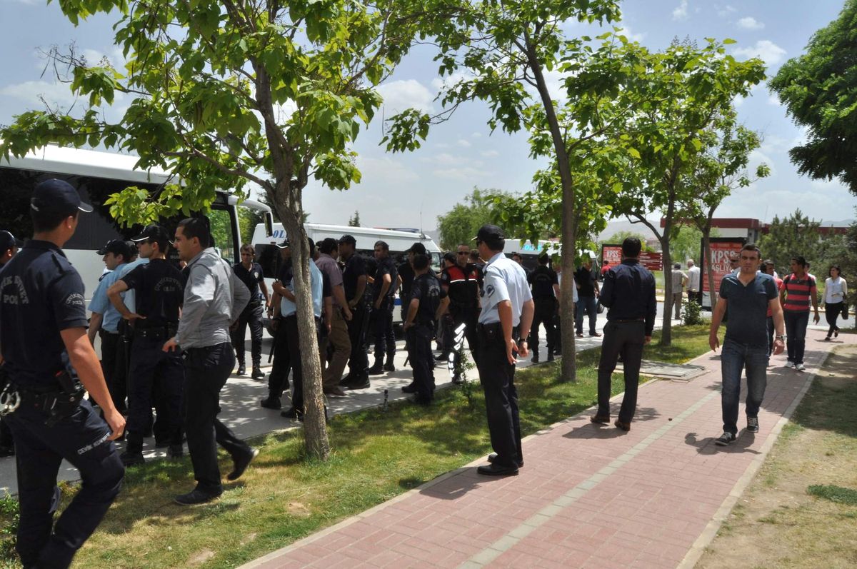 Akü\'de Karşıt Görüşlü Öğrenciler Arasında Kavga Çıktı