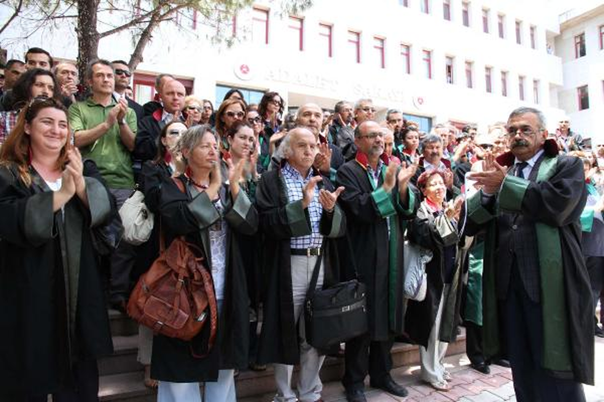 Avukatlardan Alkışlı Protesto
