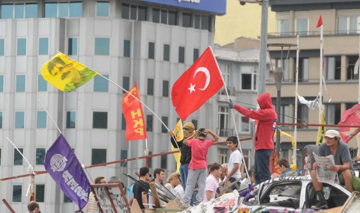 Barikatta Türk Bayrağı ve Öcalan Posteri
