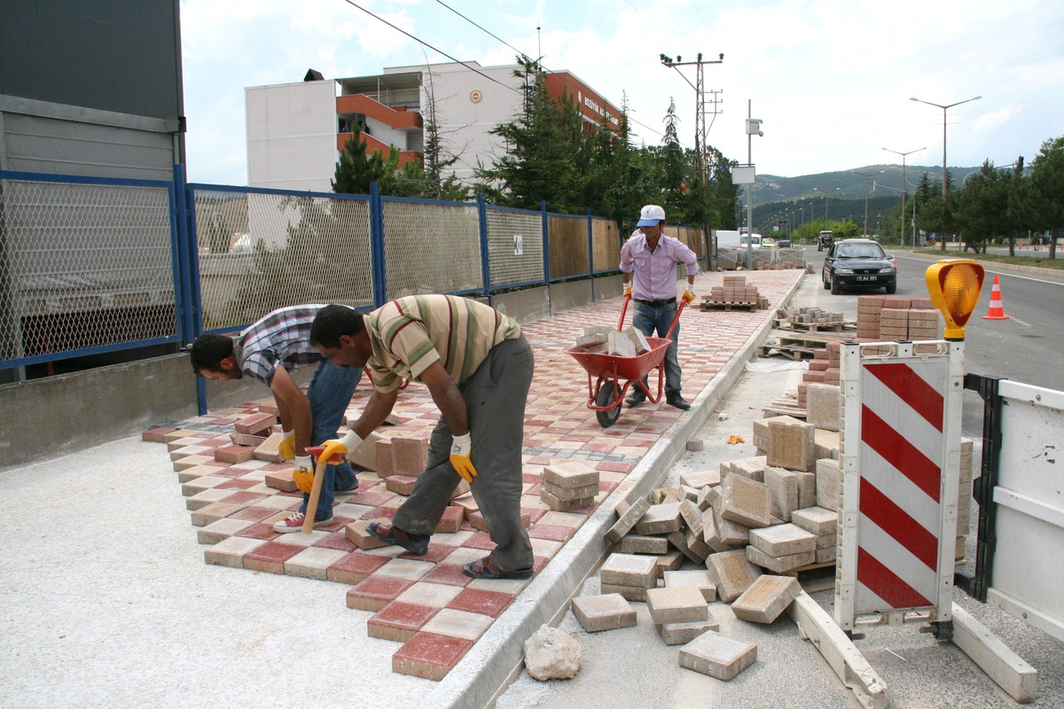 Bozükük'te Ana Cadde Kaldırımları Yenileniyor