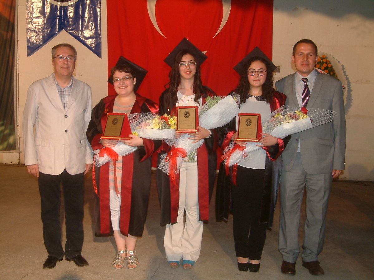 Burhaniye Celal Toraman\'da Mezuniyet Coşkusu