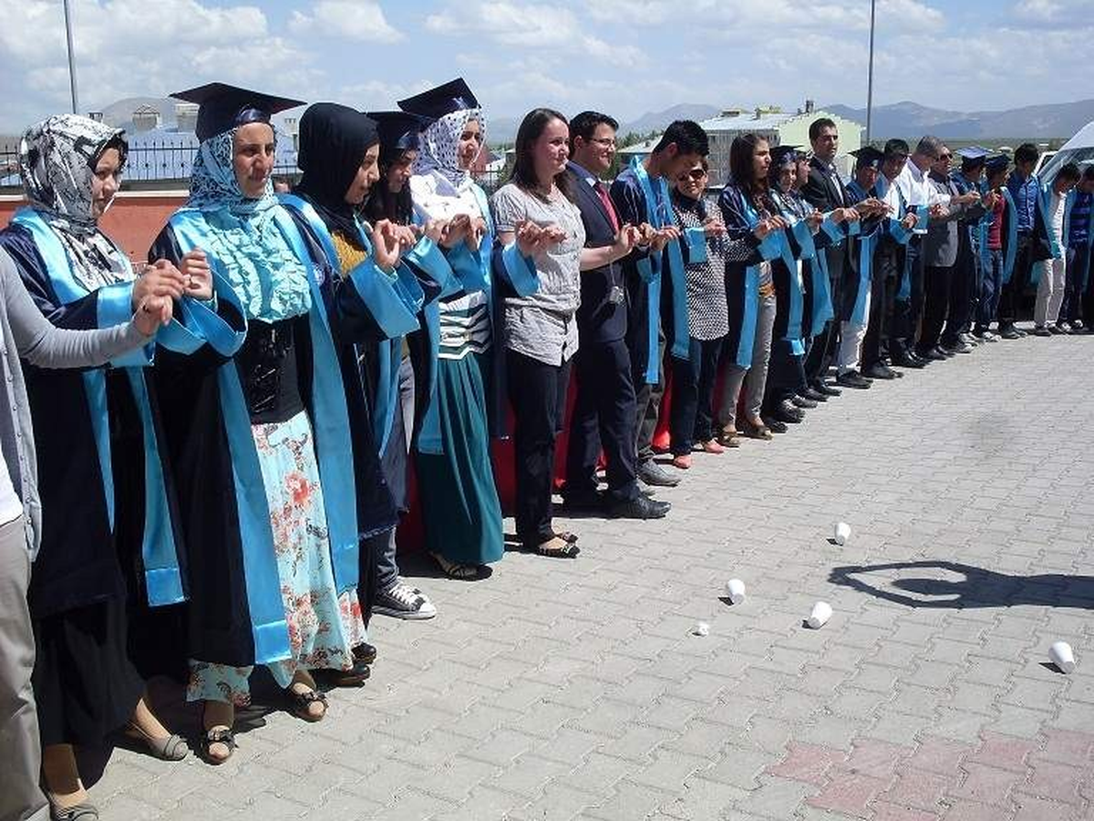 Çaldıran\'da Mezuniyet Töreni