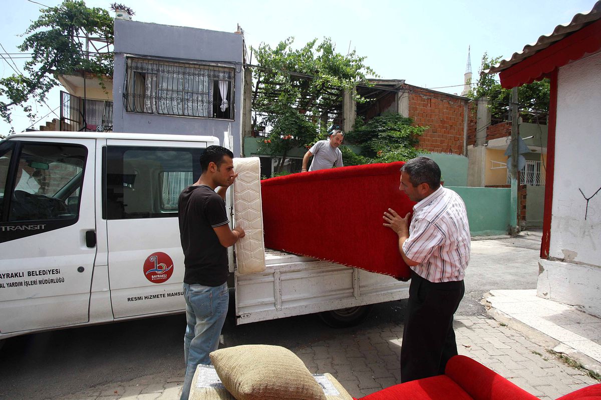 Durdu Teyze\'ye Bayraklı Belediyesi Şefkati