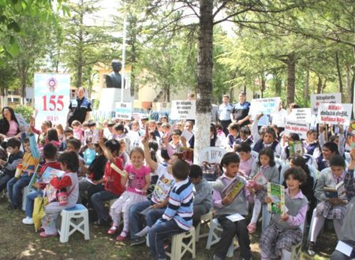 Eskişehir Polisinden "Bir Kitap Bir İnsan Projesi"