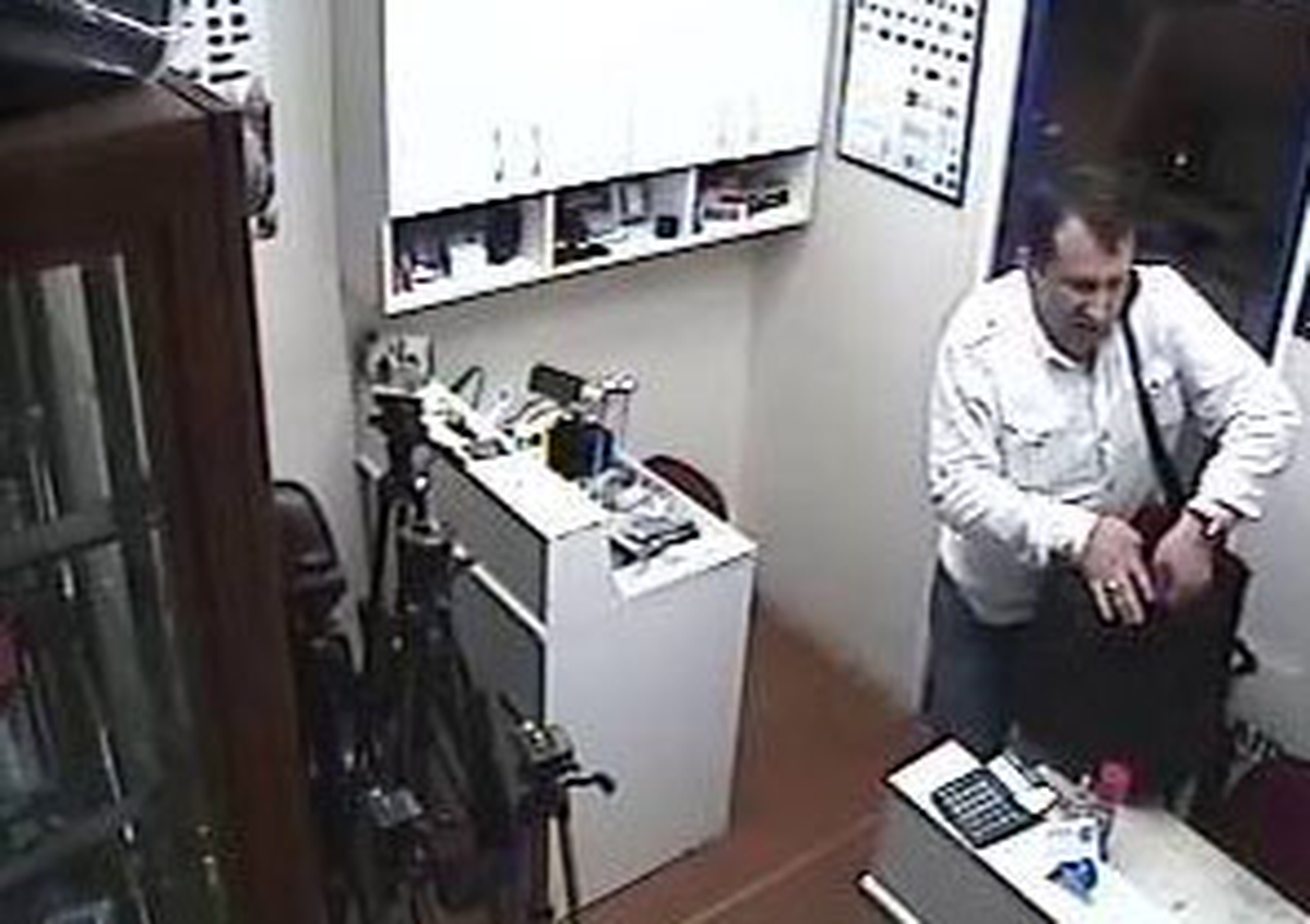 Fotoğraf Makinelerini Çalarken Kameraya Yakalandı