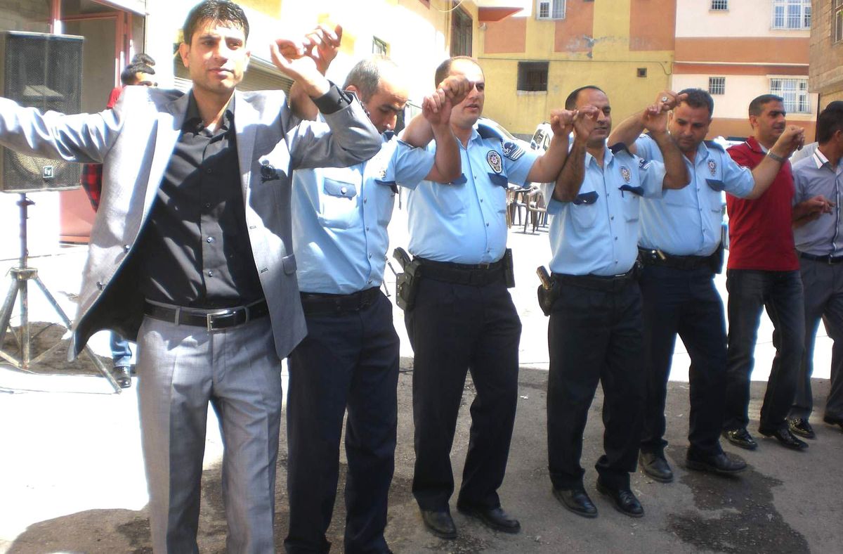 Gaziantep Polisi Düğünde Kürtçe Şarkı Söyledi, Halay Çekti