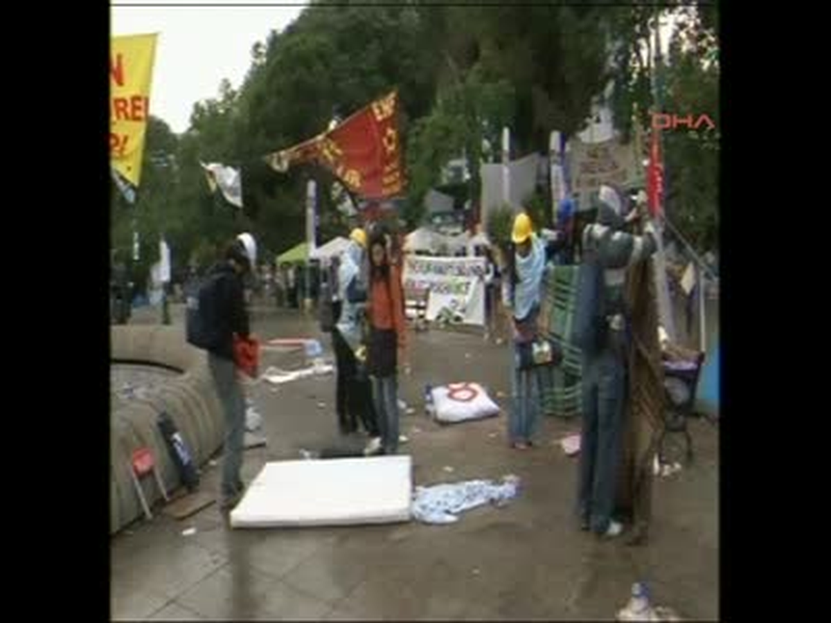 Gezi\'de 16\'ncı Gün Yağmurla Başladı 2 Ozan Ural / İstanbul Dha