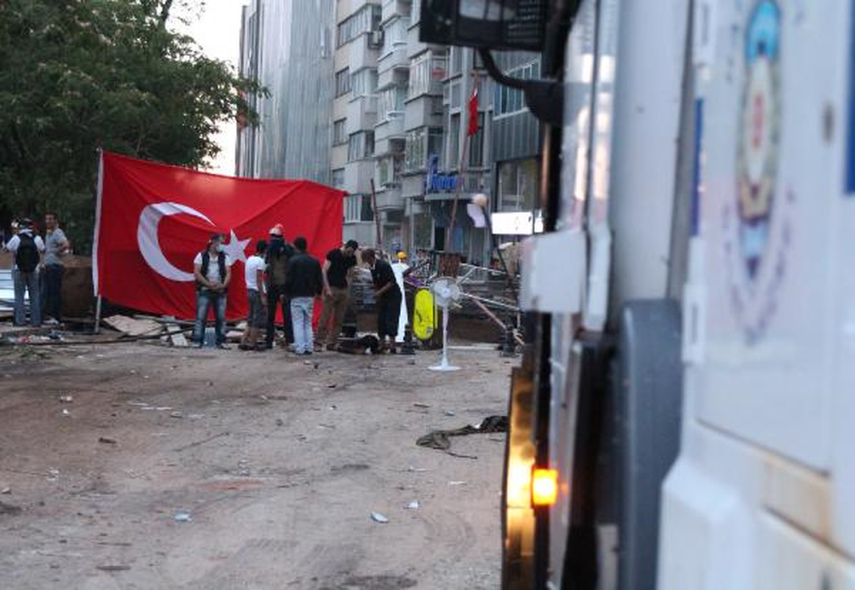 Gezi Parkı 16\'ncı Güne Uyandı