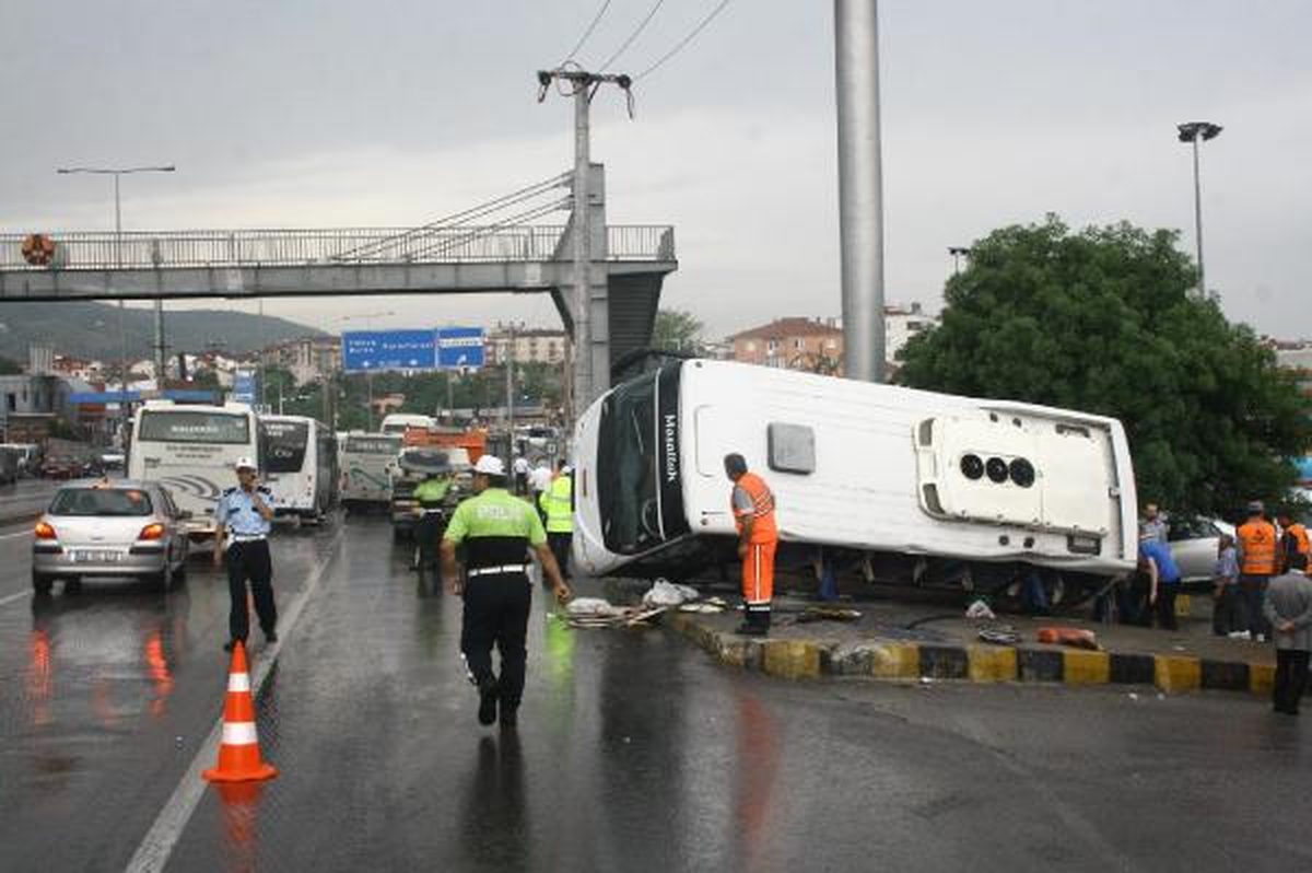 İşçi Servis Midibüsü Takla Attı: 22 Yaralı