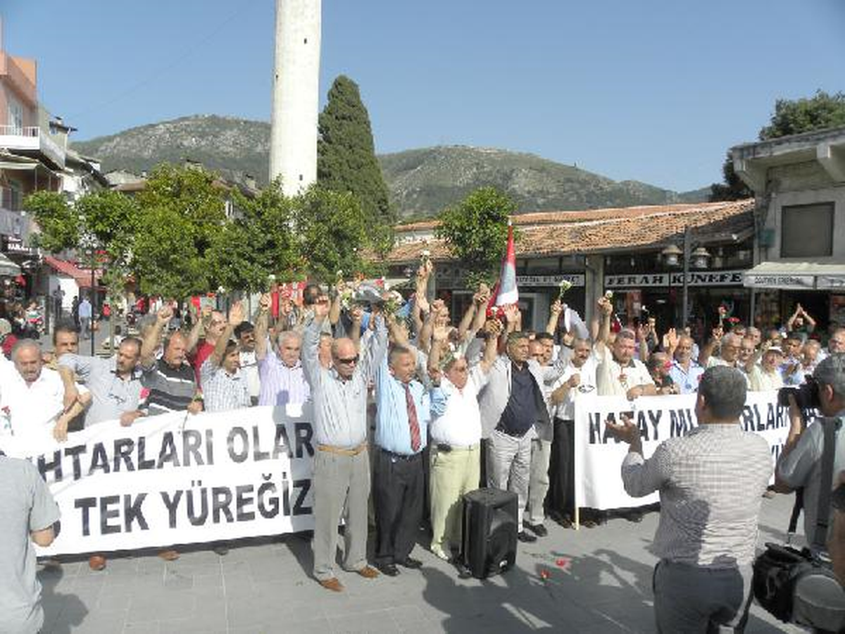 Hataylı Muhtarlardan Karanfilli Protesto