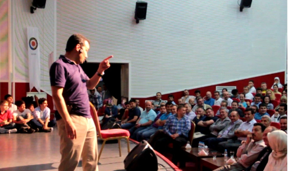 Yazar İzgören, Hem Düşündürdü, Hem Güldürdü