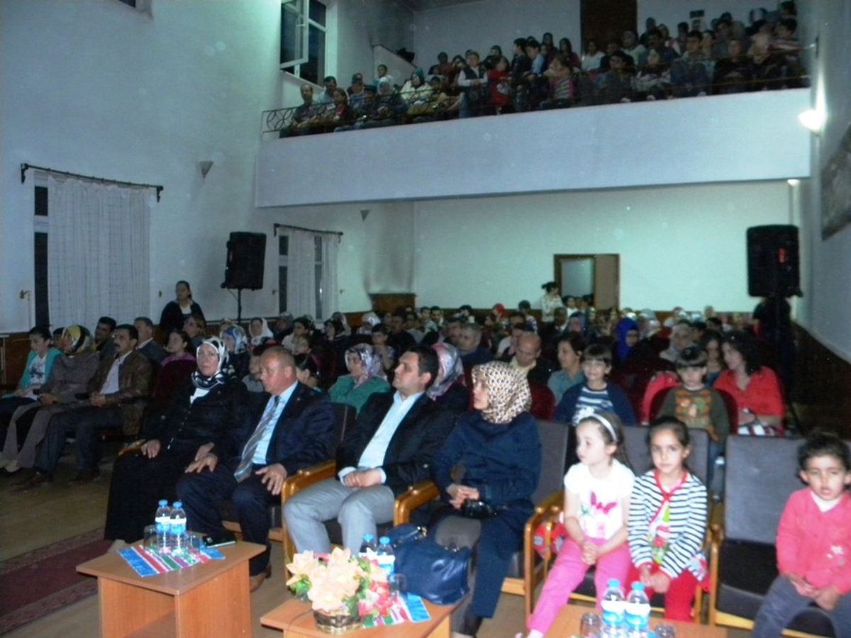 İlkokul Öğrencileri Tiyatro Sahneledi