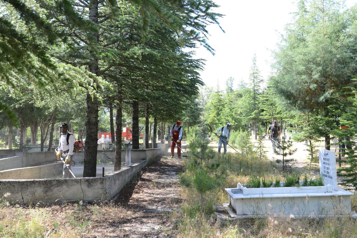 Isparta\'da Mezarlıklar Temizleniyor