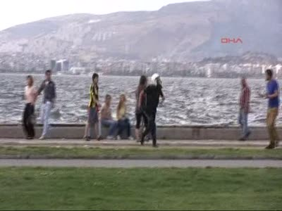 İzmir\'de Gezi Parkı Eylemleri Sırasında Genç Kızın Saçını Çeken Üç Çevik Kuvvet Polisi Açığa Alındı...