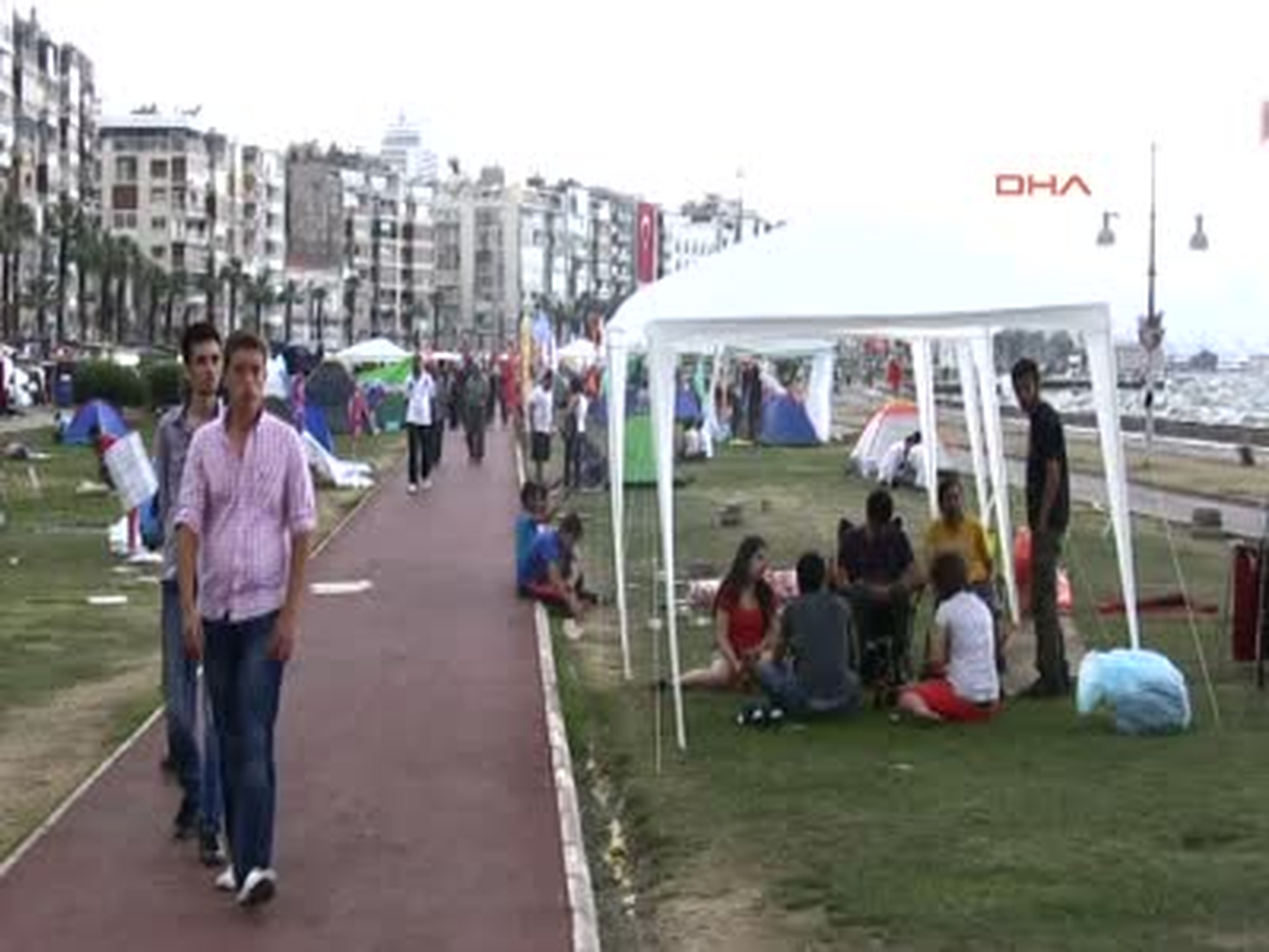 İzmir\'de Gezi Parkı\'na Destek Bugünde Sürdü İzmir\'de Gezi Parkı\'na Destek Bugünde Sürdü İzmir\'deki...