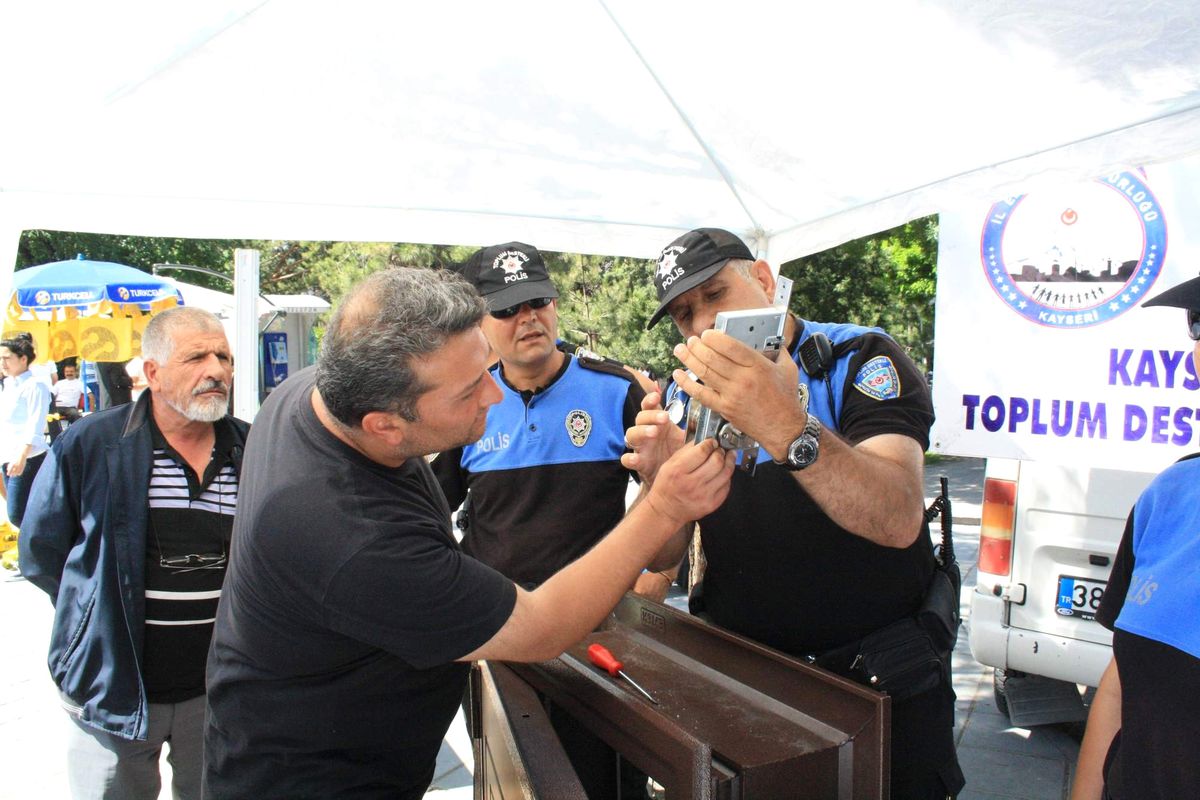 Kayseri Polisi Tatile Çıkacak Vatandaşları Uygulamalı Olarak Uyardı