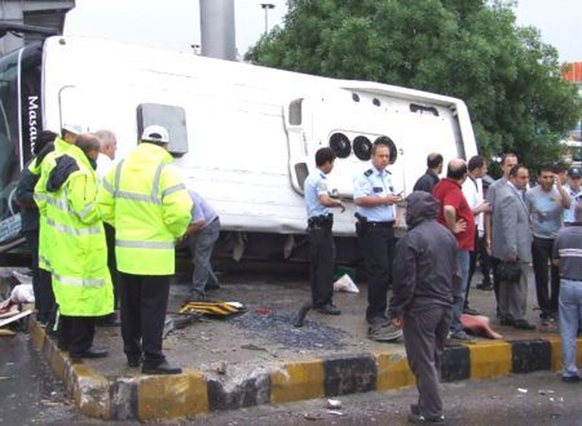 Kocaeli\'de Servis Midibüsü Devrildi: 20 Yaralı